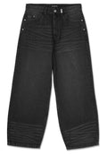 Schwarze Denim-Weitbeinformhose mit hoher Taille, fünf Taschen, dezenten Abnutzungsspuren und farblich abgestimmtem Nähen. Silberne Hardware-Akzente sind enthalten.