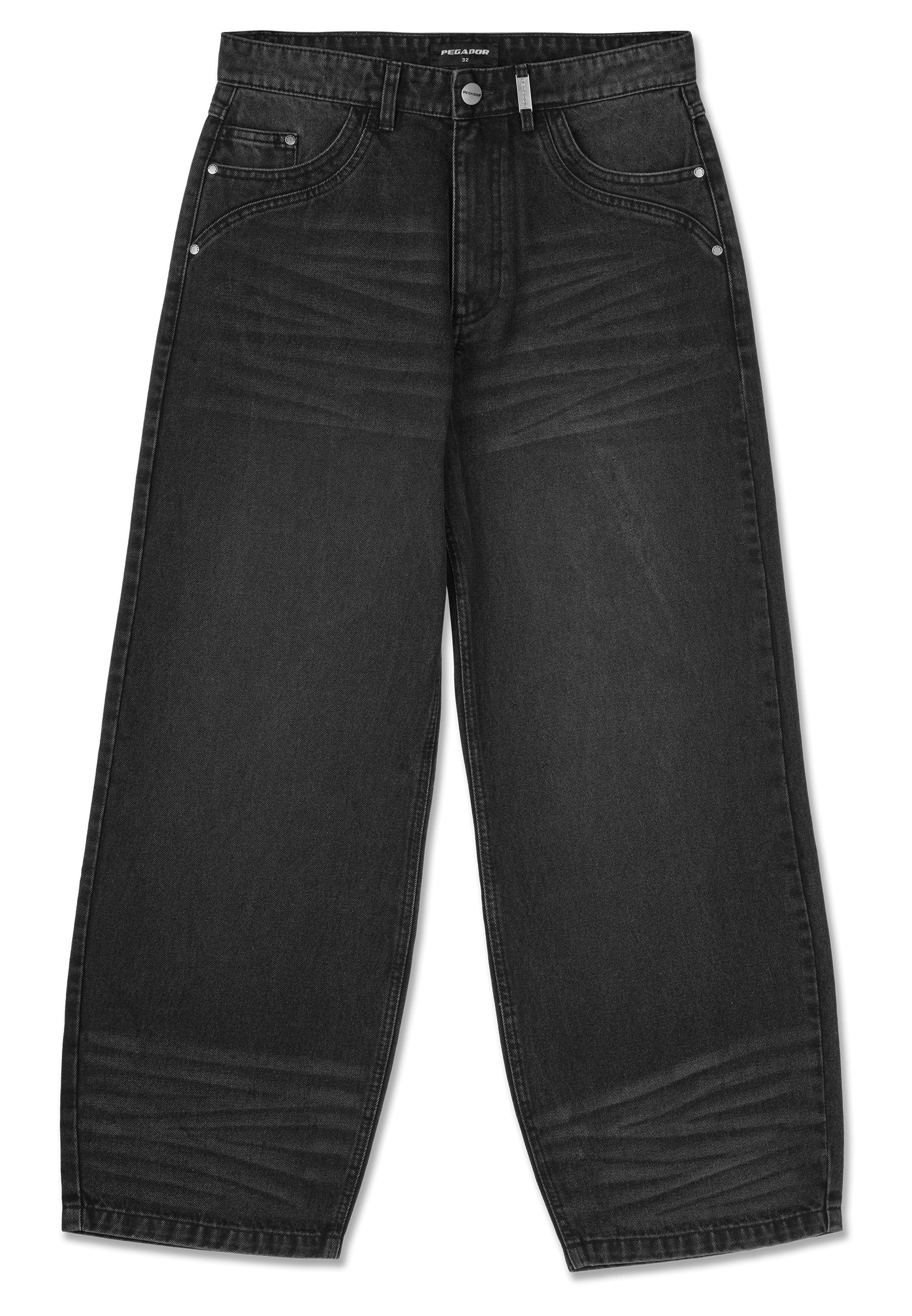 Schwarze Denim-Weitbeinformhose mit hoher Taille, fünf Taschen, dezenten Abnutzungsspuren und farblich abgestimmtem Nähen. Silberne Hardware-Akzente sind enthalten.
