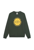 Grüner Sweater mit langen Ärmeln und Rundhalsausschnitt, versehen mit gelbem Text und einem kreisförmigen grafischen Design auf der Vorderseite.
