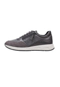 Graue Sneaker mit texturiertem Stoff und glatten Lederakzenten, ausgestattet mit einem Reißverschluss und Schnürung, sowie einer weißen Zwischensohle und einer schwarzen Außensohle.