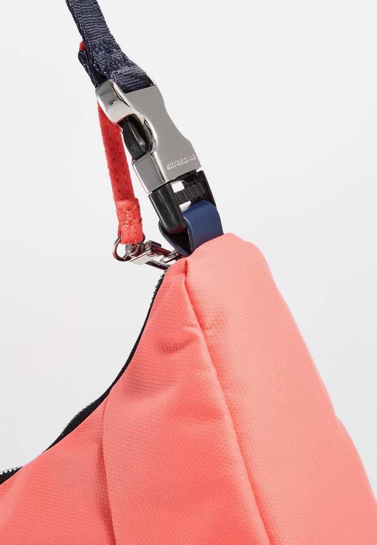 Mandarina Duck STYLE