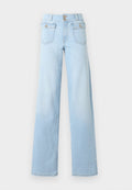 Hellblaue, hoch taillierte Jeans mit weitem Bein, vorderen Klappentaschen, die mit Knöpfen gesichert sind, und doppelter Knopfverschluss am Bund.