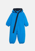 Blauer Kinder-Schneeanzug mit Kapuze, diagonalem schwarzen Reißverschluss und elastischen Bündchen an Ärmeln und Hosenbeinen.