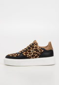 Niedrig geschnittene Sneaker mit Leopardenmusterstoff, schwarzen und beige Lederpanelen, Schnürverschluss und dicker weißer Gummisohle.