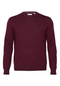 Bordeauxroter Strickpullover mit rundem Halsausschnitt, langen Ärmeln, gerippten Bündchen und Saum, mit einem kleinen Logodetail auf der Brust.