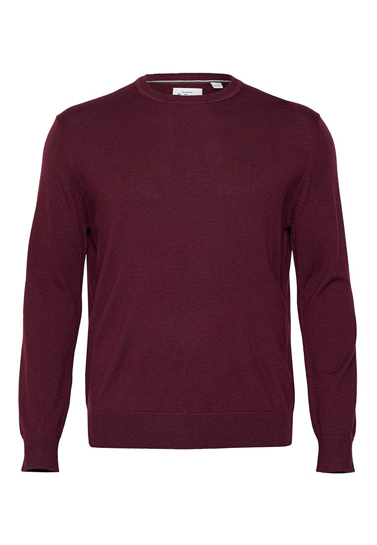 Bordeauxroter Strickpullover mit rundem Halsausschnitt, langen Ärmeln, gerippten Bündchen und Saum, mit einem kleinen Logodetail auf der Brust.