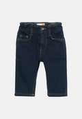 Dunkelblaue Jeanshose für Babys mit elastischem Bund, Fünf-Taschen-Design und sichtbaren Nähten. Gerader Schnitt bis Knöchelhöhe.