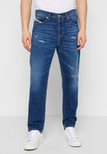 Blaue Jeans aus Denim mit geradem Schnitt, ausgestattet mit distressed Details und kontrastierenden Nähten. Tragen Sie dazu weiße Sneakers.