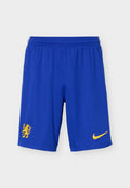 Blaue Sportshorts mit elastischem Bund, mit einem gelben Löwenemblem am linken Bein und einem gelben Nike-Swoosh am rechten Bein.