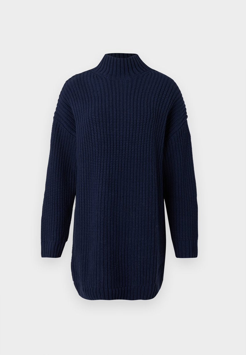 Marineblauer, übergroßer Pullover mit hohem Kragen, gerippter Struktur und tiefliegenden Schulternaht. Lange, eng anliegende Ärmel und Seitenschlitze am Saum.
