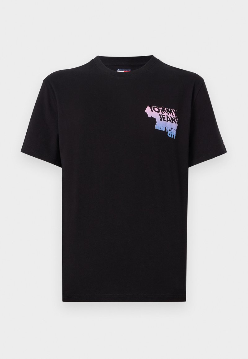 Schwarzes Baumwoll-T-Shirt mit kurzen Ärmeln. Auf der Vorderseite befindet sich ein Verlaufslogo in Pink und Blau mit der Aufschrift "TOMMY JEANS NEW YORK CITY."