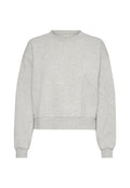 Grau geschnittenes Sweatshirt mit langen Ärmeln, rundem Halsausschnitt und gerippten Bündchen und Saum. Hergestellt aus weichem, strukturiertem Stoff.