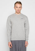 Grauer Baumwollpullover mit langen Ärmeln, Rundhalsausschnitt, gerippten Bündchen und Saum. Mit einem kleinen Logo auf der linken Brust.