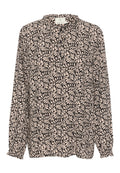 Schwarz-weiße Bluse mit langen Ärmeln, welligem Muster, Knopfverschluss vorne und gerafften Manschetten, mit einem gerafften Kragen.