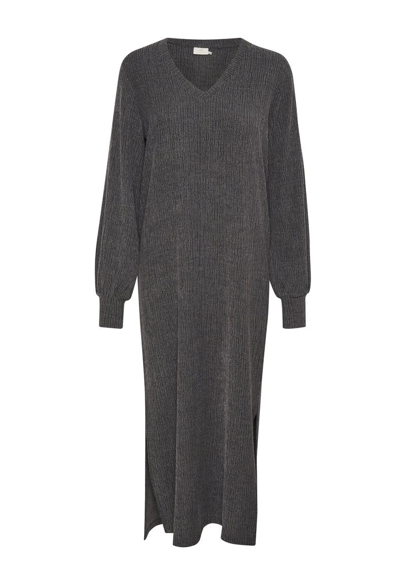 Langes graues Kleid aus gerippter Strickware, mit V-Ausschnitt, langen Ärmeln und seitlichen Schlitzen für mehr Bewegungsfreiheit.