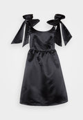 Schwarzes Satin-Kleid mit rundem Ausschnitt, Schulterträgern, die zu großen Schleifen gebunden sind, und einer gerafften Taille. Glatte Textur und knielange Silhouette.