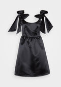Schwarzes Satin-Kleid mit rundem Ausschnitt, Schulterträgern, die zu großen Schleifen gebunden sind, und einer gerafften Taille. Glatte Textur und knielange Silhouette.