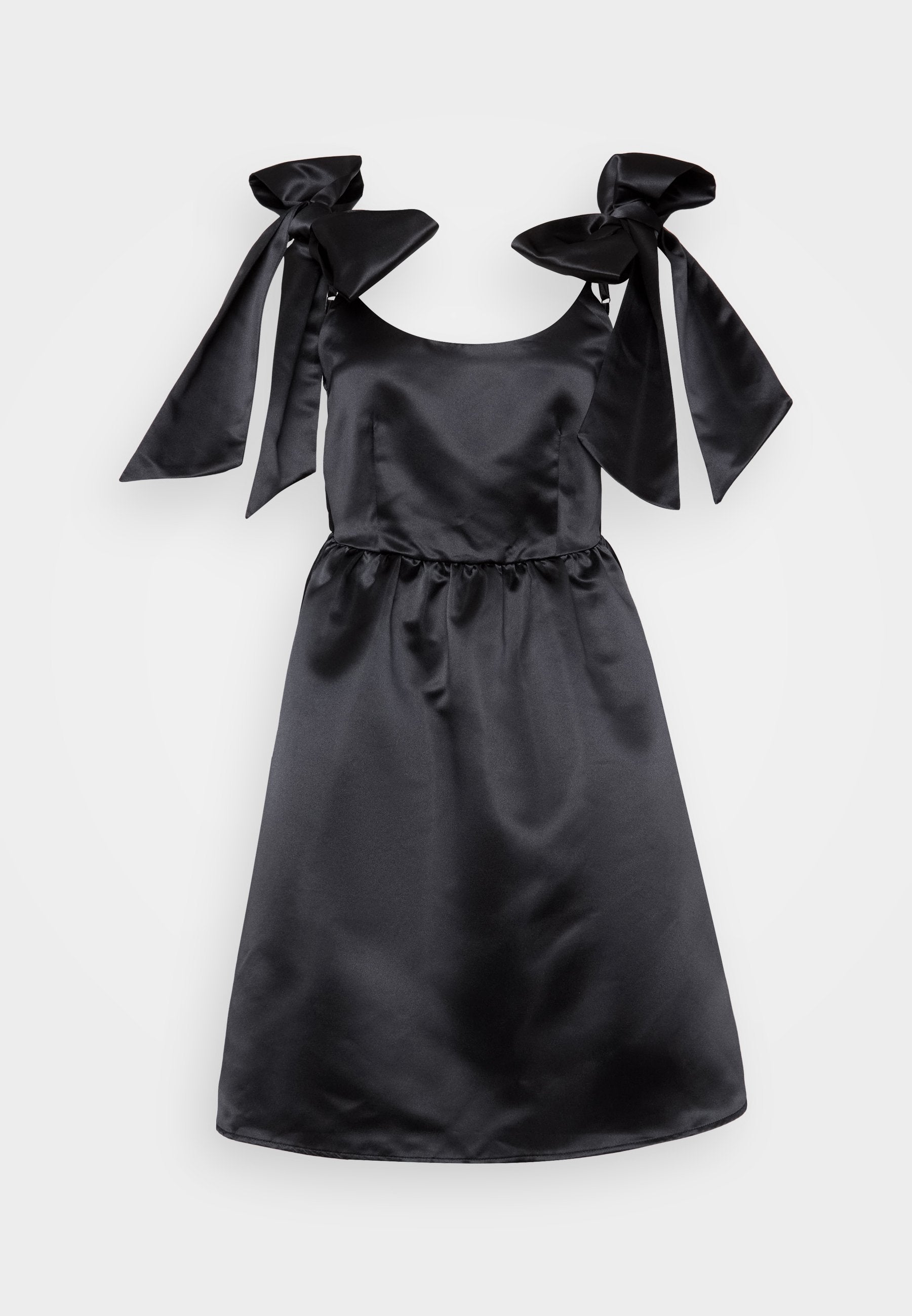 Schwarzes Satin-Kleid mit rundem Ausschnitt, Schulterträgern, die zu großen Schleifen gebunden sind, und einer gerafften Taille. Glatte Textur und knielange Silhouette.