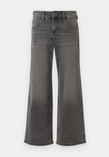 Graue weit geschnittene Jeans aus Denim, mit einem klassischen Fünf-Taschen-Design, Knopfverschluss und Stichdetails entlang der Nähte.