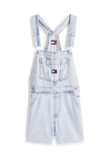 Hellblaue Jeans-Overall-Shorts mit verstellbaren Trägern, aufgesetzter Tasche vorne, seitlichen Knöpfen und Tommy Jeans Logos auf der Brusttasche und dem Latz.
