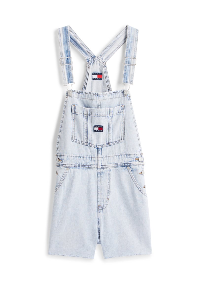Hellblaue Jeans-Overall-Shorts mit verstellbaren Trägern, aufgesetzter Tasche vorne, seitlichen Knöpfen und Tommy Jeans Logos auf der Brusttasche und dem Latz.
