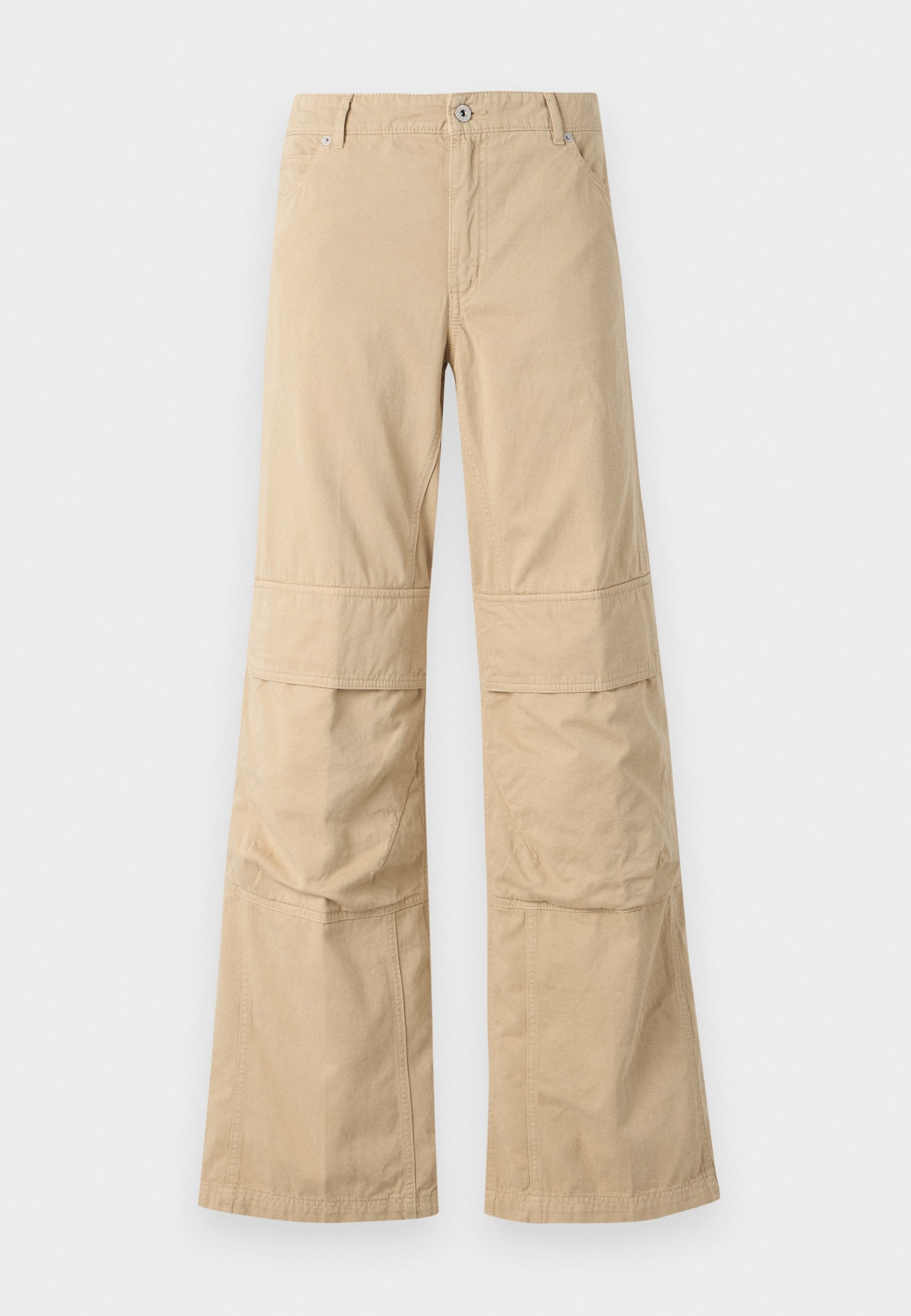 Beige weite Hosen mit lockerer Passform, aus Baumwolle gefertigt, mit sichtbaren Nähten, vorderen Taschen und einem Knopfverschluss.