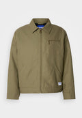 Olivgrüne Jacke mit einem Reißverschluss, spitzem Kragen, einer Brusttasche, Seitentaschen und einem blauen Markenetikett am Saum.