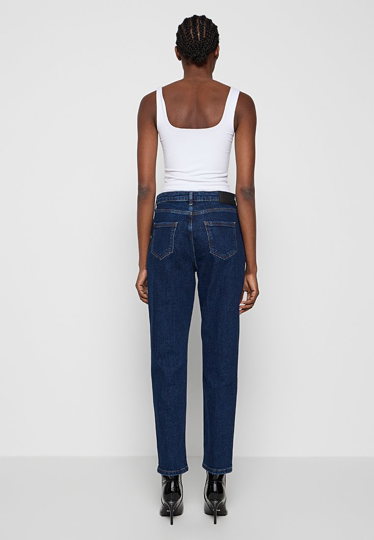 ESSENTIAL SLIM FIT Media 3
