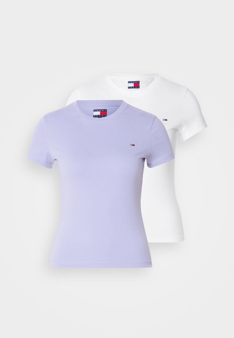 Paket mit zwei T-Shirts: eines in Lavendel und eines in Weiß. Baumwollstoff, Rundhalsausschnitt, kurze Ärmel und kleines Logodetail auf der Brust.