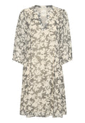 Blumenmuster-Kleid in Creme und Schwarz. V-Ausschnitt, Dreiviertelärmel, knielang, aus leichtem Material mit fließendem Design.