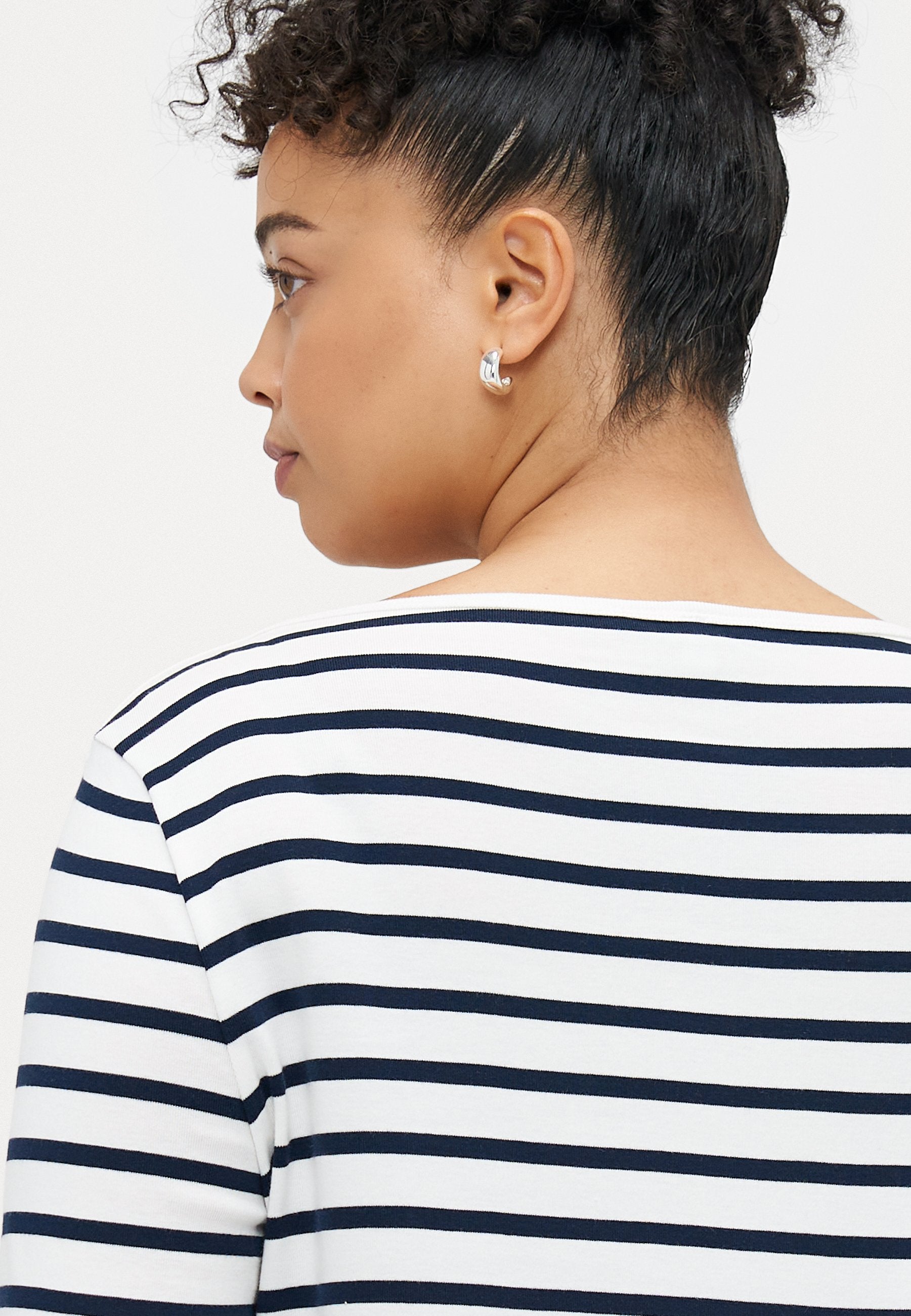 CURVE BOAT NECK THREE-QUARTER SLEEVE T-SHIRT Media 6