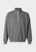 Grauer Herringbone-Pullover mit hohem Kragen und Viertel-Reißverschluss. Ausgestattet mit gerippten Bündchen und Saum, die eine strukturierte Optik verleihen.