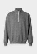 Grauer Herringbone-Pullover mit hohem Kragen und Viertel-Reißverschluss. Ausgestattet mit gerippten Bündchen und Saum, die eine strukturierte Optik verleihen.