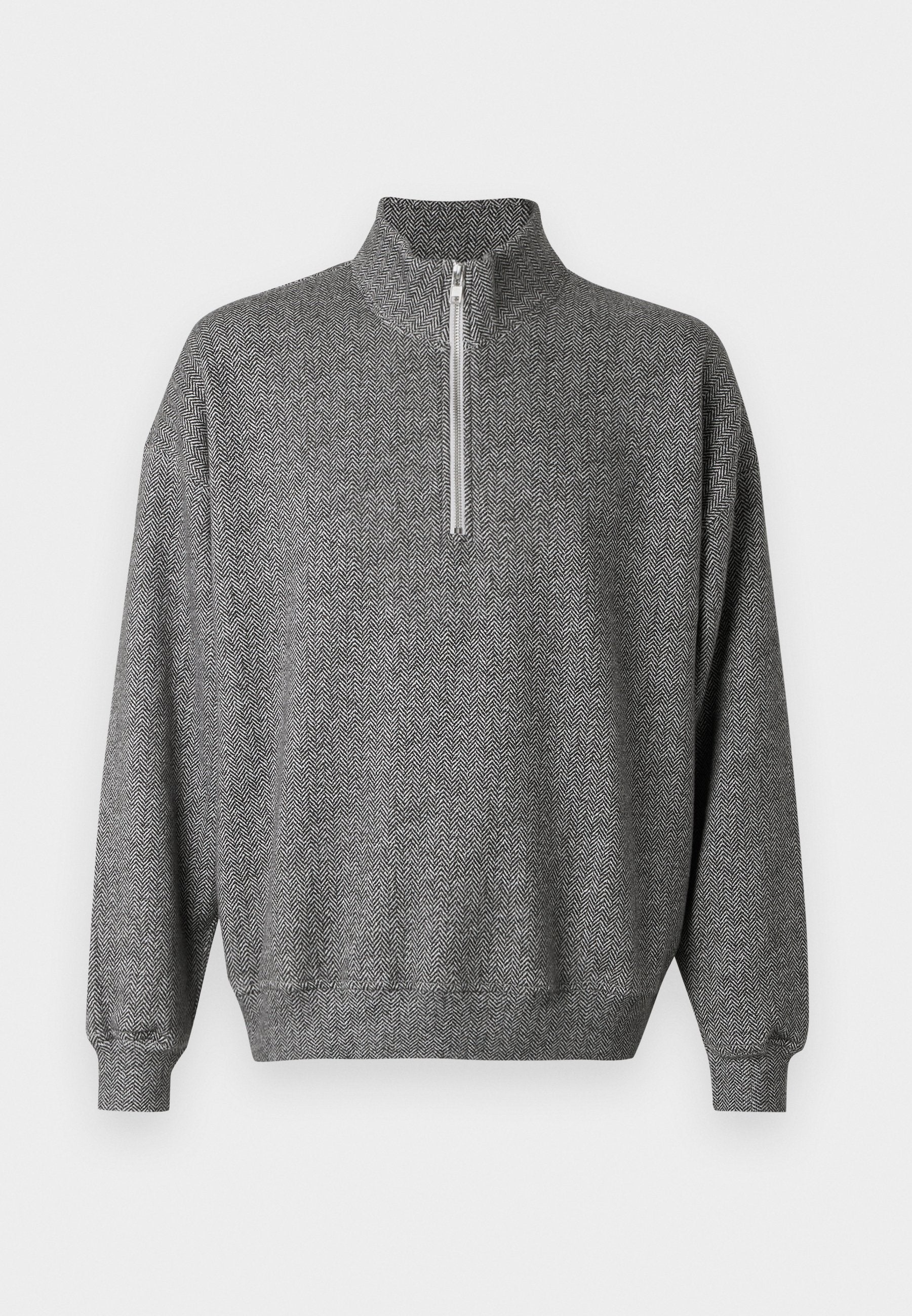 Grauer Herringbone-Pullover mit hohem Kragen und Viertel-Reißverschluss. Ausgestattet mit gerippten Bündchen und Saum, die eine strukturierte Optik verleihen.