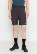 Dunkelgraue Herren-Shorts mit strukturiertem Muster, Reißverschlusstaschen, Knopfverschluss und Logo. Kombiniert mit schwarzen Socken und Schuhen.