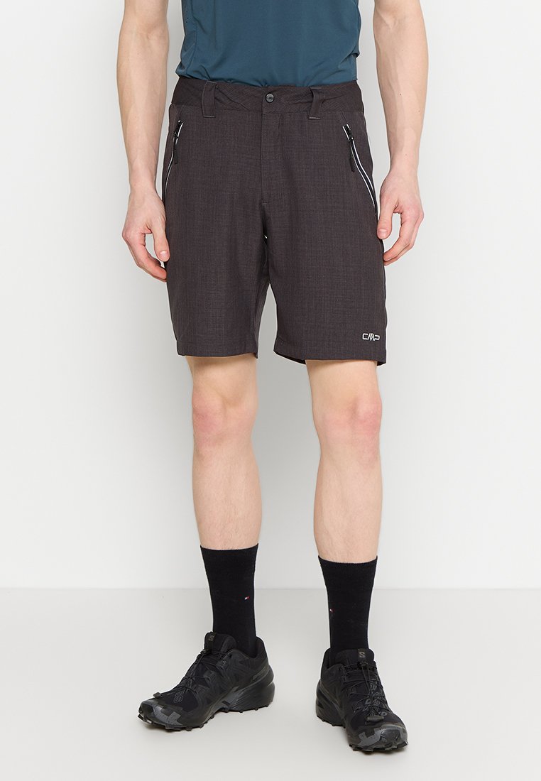 Dunkelgraue Herren-Shorts mit strukturiertem Muster, Reißverschlusstaschen, Knopfverschluss und Logo. Kombiniert mit schwarzen Socken und Schuhen.