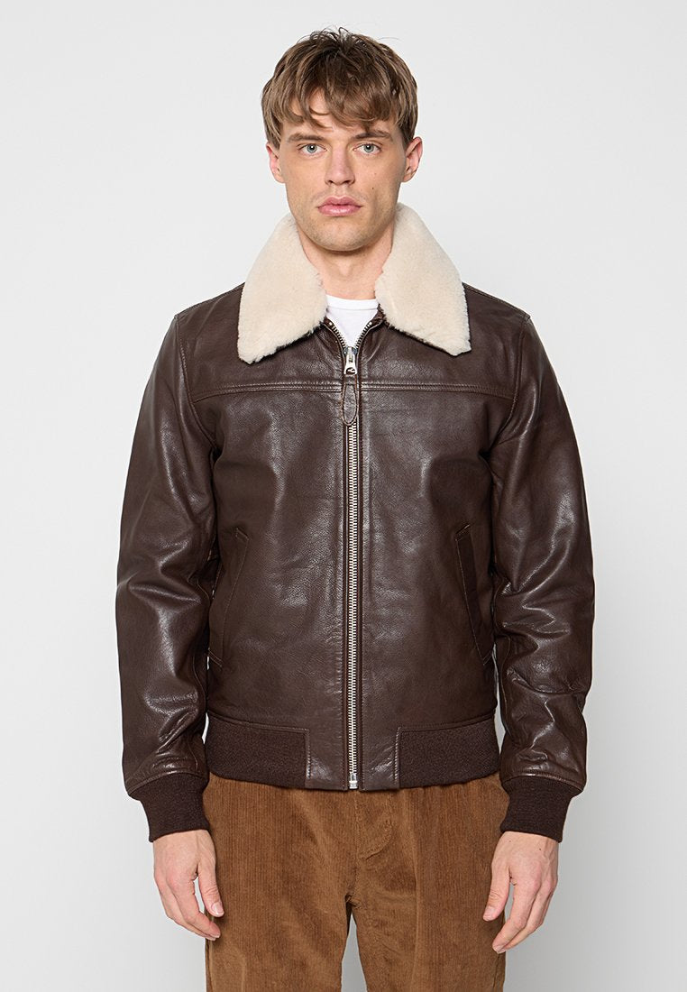 Braune Lederjacke mit einem cremefarbenen, künstlichen Schafslederkragen, Reißverschluss und gerippten Bündchen. Sie hat eine glatte Textur und Seitentaschen.