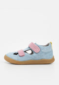 Hellblauer Kleinkindschuh mit pinkfarbenen doppelten Klettverschlüssen, brauner Gummisohle, gelbem Fersenlaschen und atmungsaktivem Netzfutter.