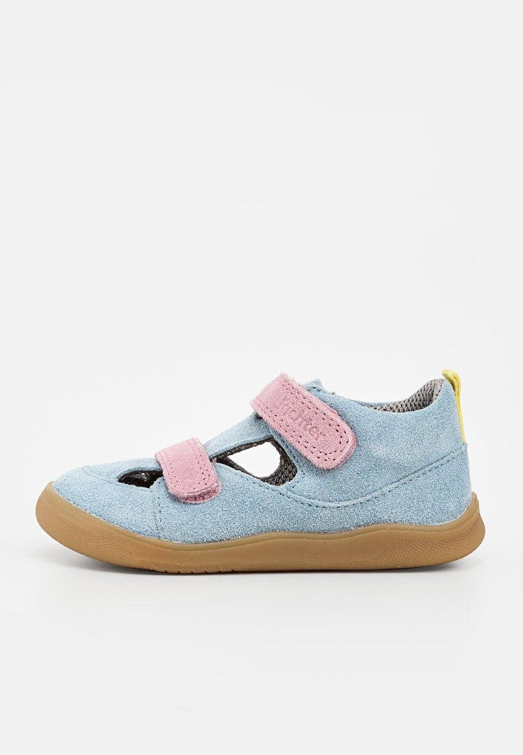 Hellblauer Kleinkindschuh mit pinkfarbenen doppelten Klettverschlüssen, brauner Gummisohle, gelbem Fersenlaschen und atmungsaktivem Netzfutter.