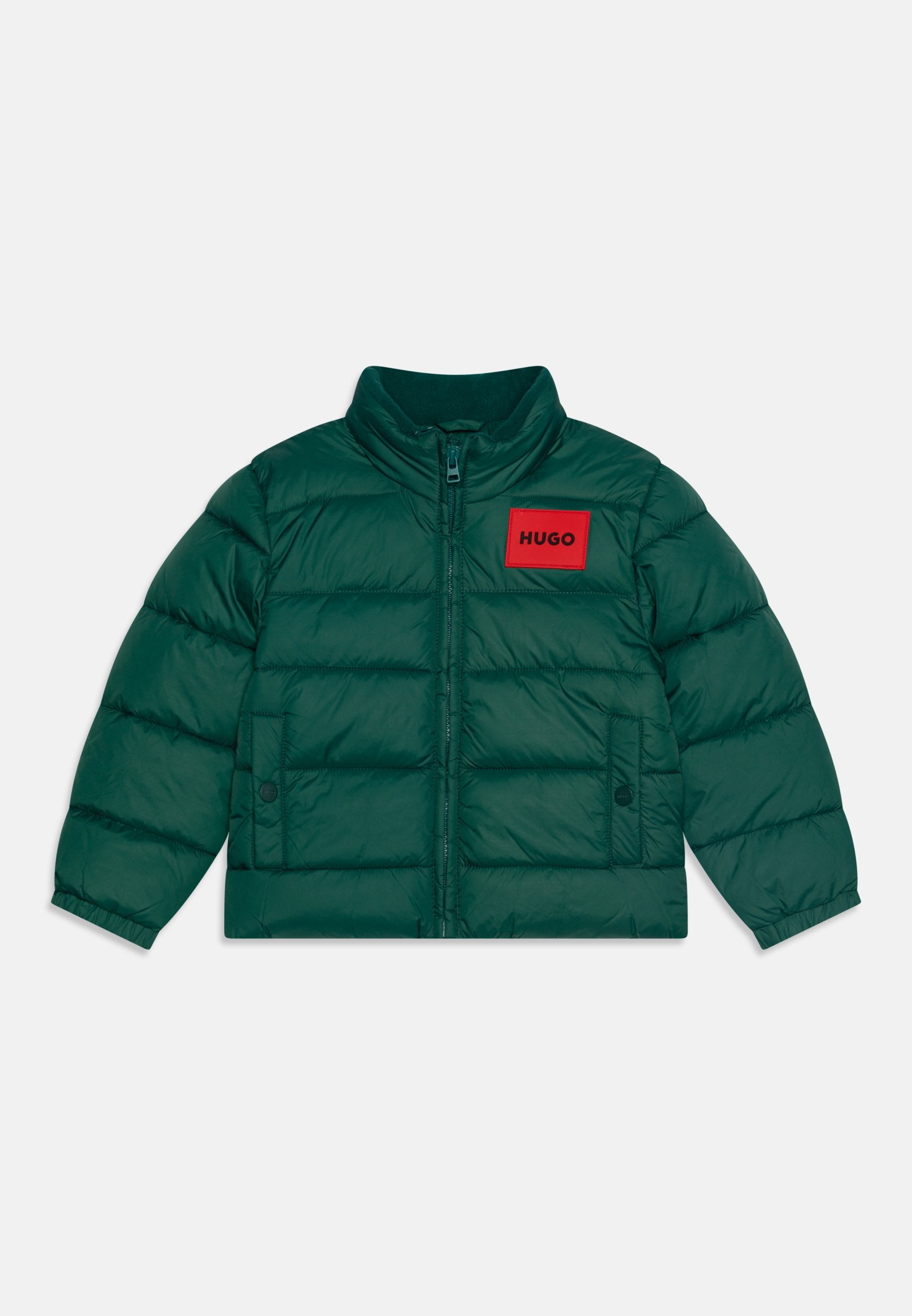 Grüne Puffjacke mit einem roten Logo-Patch auf der Brust, hohem Kragen, Reißverschluss und Seitentaschen mit glatter, glänzender Textur.