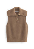 Brauner gestrickter ärmelloser Pullover mit hohem, geripptem Kragen, zwei goldenen Knöpfen und strukturiertem Stoff. Verfügt über einen enganliegenden, gerippten Saum am unteren Ende.