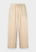 Beige weite Hose mit elastischem Bund, verstellbarem Kordelzug und zwei aufgesetzten Fronttaschen aus leichtem, strukturiertem Stoff.