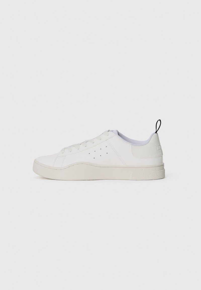 Weiße Sneaker mit einer Oberseite aus glattem Leder, runder Zehenpartie, flachen Schnürsenkeln und perforierten Details. Verfügt über eine strukturierte Sohle und eine Zuglasche an der Ferse.