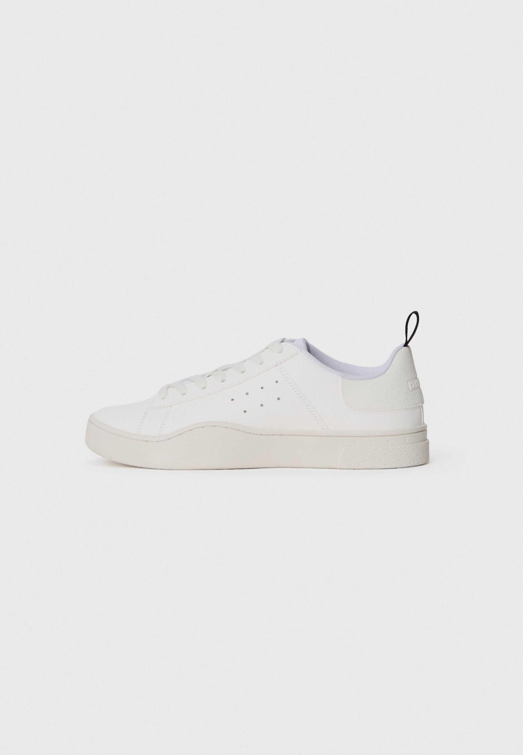 Weiße Sneaker mit einer Oberseite aus glattem Leder, runder Zehenpartie, flachen Schnürsenkeln und perforierten Details. Verfügt über eine strukturierte Sohle und eine Zuglasche an der Ferse.