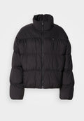 Schwarze Steppjacke mit hohem Kragen, Reißverschluss und horizontalen Steppnähten. Hergestellt aus leichtem, glattem Stoff.
