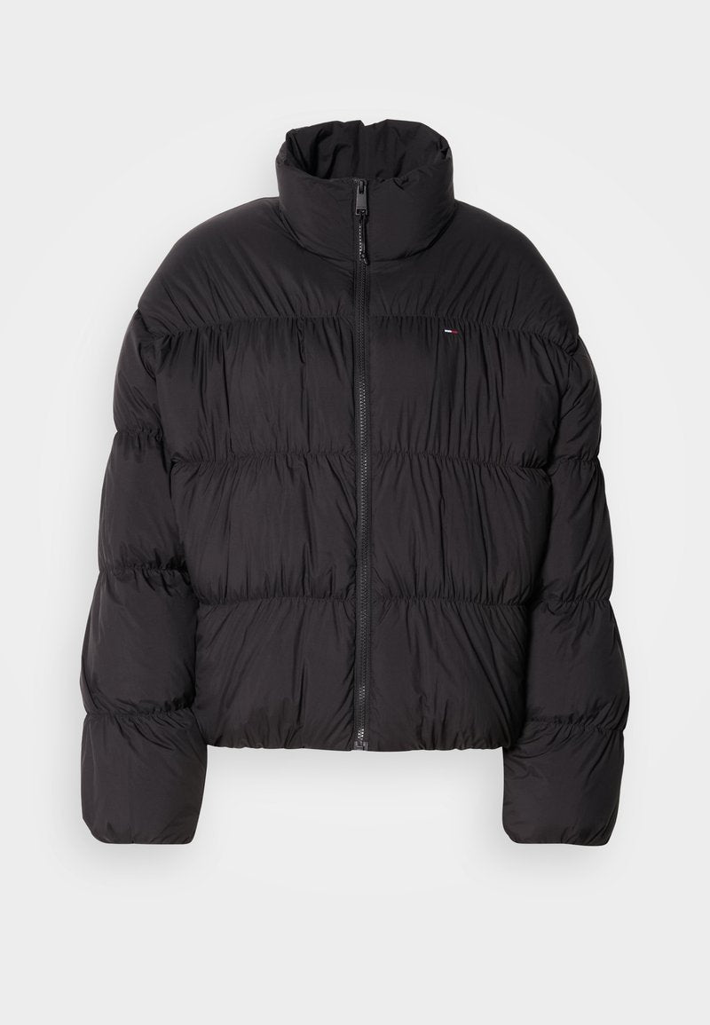 Schwarze Steppjacke mit hohem Kragen, Reißverschluss und horizontalen Steppnähten. Hergestellt aus leichtem, glattem Stoff.