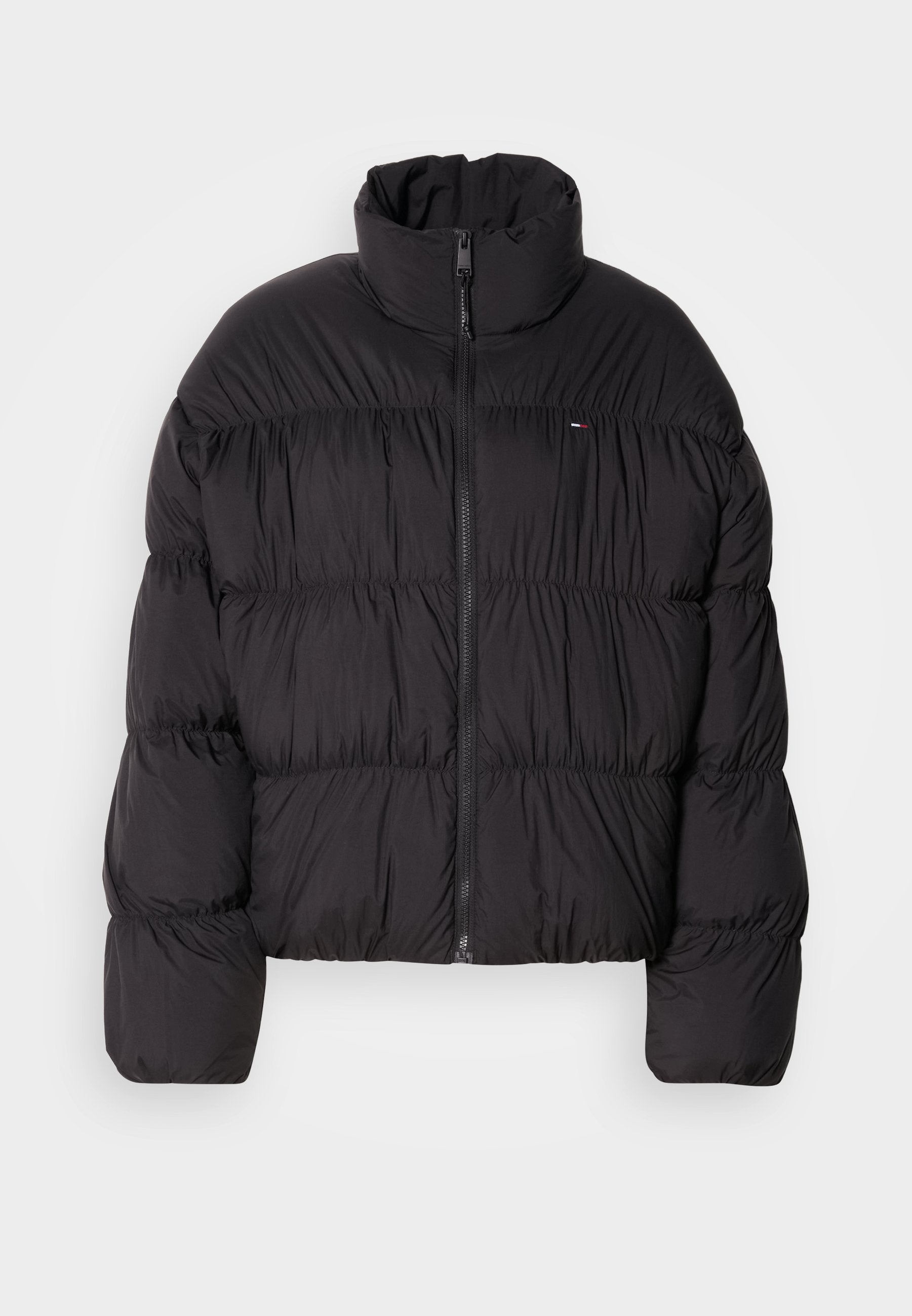 Schwarze Steppjacke mit hohem Kragen, Reißverschluss und horizontalen Steppnähten. Hergestellt aus leichtem, glattem Stoff.
