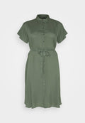 Olivgrünes Kleid mit kurzen Ärmeln, Knopfleiste und einem Stoffgürtel in der Taille. Weiche, glatte Textur und knielang mit fließender Silhouette.