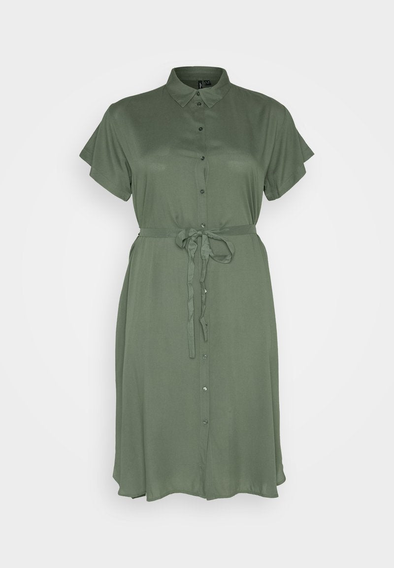 Olivgrünes Kleid mit kurzen Ärmeln, Knopfleiste und einem Stoffgürtel in der Taille. Weiche, glatte Textur und knielang mit fließender Silhouette.