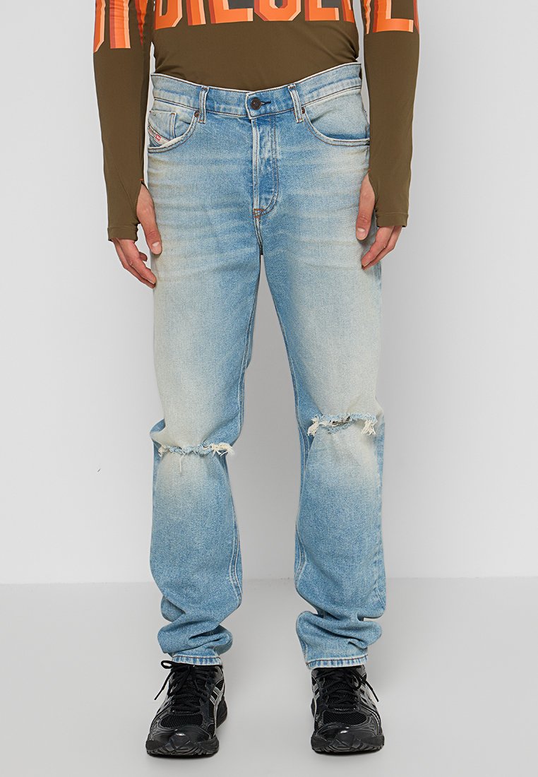 Hellblaue Jeans aus Denim mit entspannter Passform, ausgestattet mit ausgeblichenen Bereichen und zerstörten Kniedetails. Mit fünf Taschen und einem Knopfverschluss.